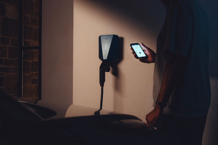 Le confort de la recharge à domicile avec Signlight et une borne intelligente Easee